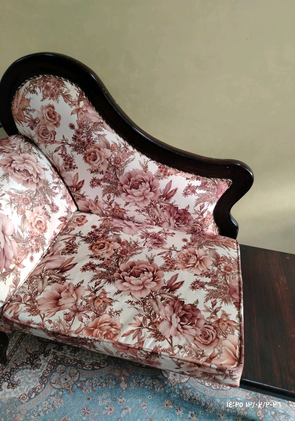 للبيع اغراض مستعملة نظيفة 
سعر الساعه 10
سعر الشازلون مع كرسين50
سعر المروحه25 للاستفسار: ***********