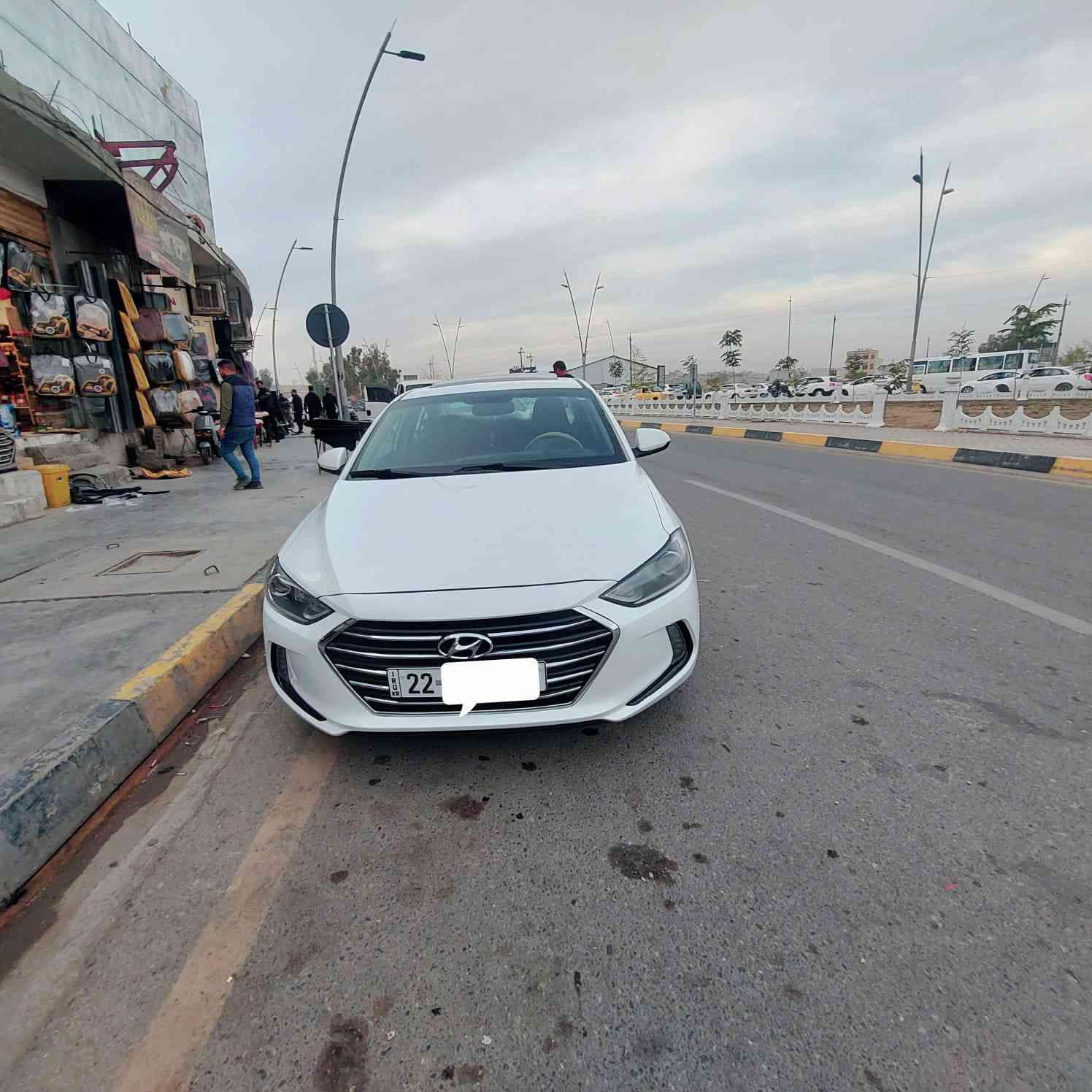 اربيل رقم جديد مسطرة، شرط تحويل هزة جديد ورقم جديد وبيها كابون، بيها گصة القمارة كلير قبل التنته، والبوند مرشوش مأشرات بالصور بالاحمر، وملاحظة بسيطة بارد بدون دواخل وبدون تبديل ومعجون، غرفتها جديدة، ماشية 100حقيقي.
السيارة مكفولة من الدواخل والمعجون، والكير والمحرك والطخم والكهربائيات كلها شرط، كشنات كهرب وتدفئة، ثلاث انظمة سياقة، سيارة ما ناقصها شيء واحلى من الصور بعد. 
شديتلها اكسسوارت سوادات وباتري جديد البارحة. 
🚗 ثلاث أنظمة قيادة (عادي / سبورت / إيكو)
⚙️ محرك 20دوش
📱 شاشة Apple CarPlay
🎮 تحكم ستيرن جهتين. 
⏱️ مثبت سرعة
🛑 مانع انزلاق
❄️ تبريد ثلج. 
📷 كاميرا خلفية دوارة، وشاشة أعطال. 
🛞 تايرات جديد
  شراي اتصل
*********** 
مكانها الموصل الأيسر.
السيارة بسعر 132$ وبها مجال. 
مكلف بالنشر، غير متواجد ع الفيس اتصل ع الرقم👆🏻.
