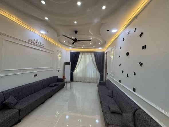 البيت للبيع في حيّ الحوراء (شارع الكفاح) طابق واحد مساحته (300م) يتكون من استقبال ومطبخ وصاله و3اغرف نوم. وحمام داخلي. وصحيات وحمام خارجي   لاستفسار  ‭0772 527 5274‬
أو ***********
