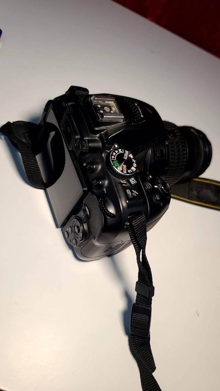 كامره نيكون D5300 📷
 شاشه قلاب كامرا جديده لوك الكامره ✅
 رام 16 كيكا مع شاحنه و بطاريه اصليه 🔋
مكاني بغداد حي تونس *********** ☎️
