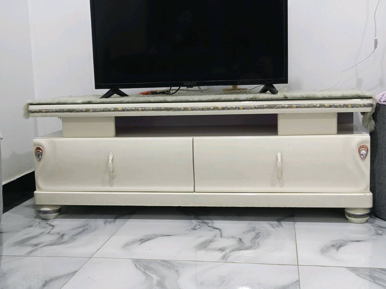 السلام عليكم ميز.تلفزيون للبيع  السعر هو والتلفاز 100,000 العنوان بغداد الدوره كليه الهادي 120