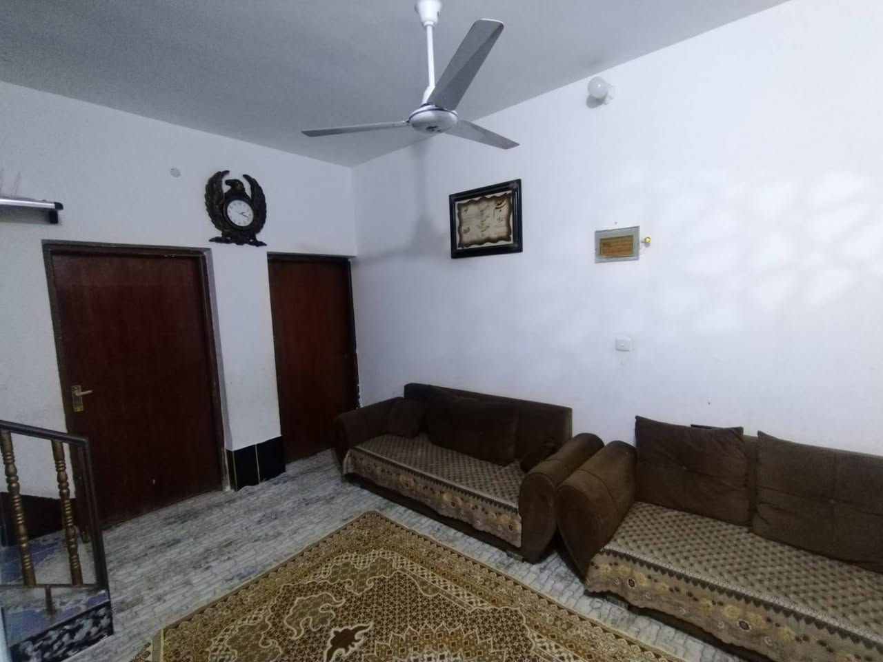 دار سكنية للبيع طابو صرف( حي المخابرات ) مساحته 243 متر مربع  . 3 غرف نوم غرفين جوه و 1 فوگ مع بيتونه . وديوانية و صاله و مطبخ وصحيات خارجية وداخلية . وحديقة مع اثاث سبالت ومطبخ ومواد مختلفه . الراغبين بالشراء الاتصال بمكتب سعيد الدوسري للعقار . هيت شارع المعارض مقابل مسجد بيت الحمد . ***********
