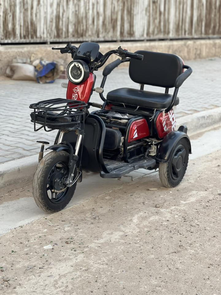 سلام عليكم شباب دراجه ثلاث عجلات اللبيع دراجه زيرو زيرو بعدها استخدامها12 فقط وصل شراء موجود دراجه بعدها زيرو كل غراضها كامله وجاهزه تجي وتفحص وشوف بعينك كل عيب ونقص مابيها. مواصفاتها تخبل 

الموديل 2026
بطاريات دبل  
النوع 3عجلات 
السرع 1.2.3
المقاعد 3 ووصير ثنين وصير نفر واحد 
تشغيل عن بعد 
جهاز انذار السرقه 
تشغيل عن طريق بصمه وسويجً 
بصمات سويجات كلها كامله 
بريكات 3 بل رجل وثنين بل أيد 
كرسي متحرك 
سله خلفيه وسله اماميه 
اشاير رباعيه
تايرات جوبلس 
بريكاتها بل مكان 
دراجه مشحونه 3 مرات فقط 

اي استفسار اتصال 

***********

العنوان بغداد
