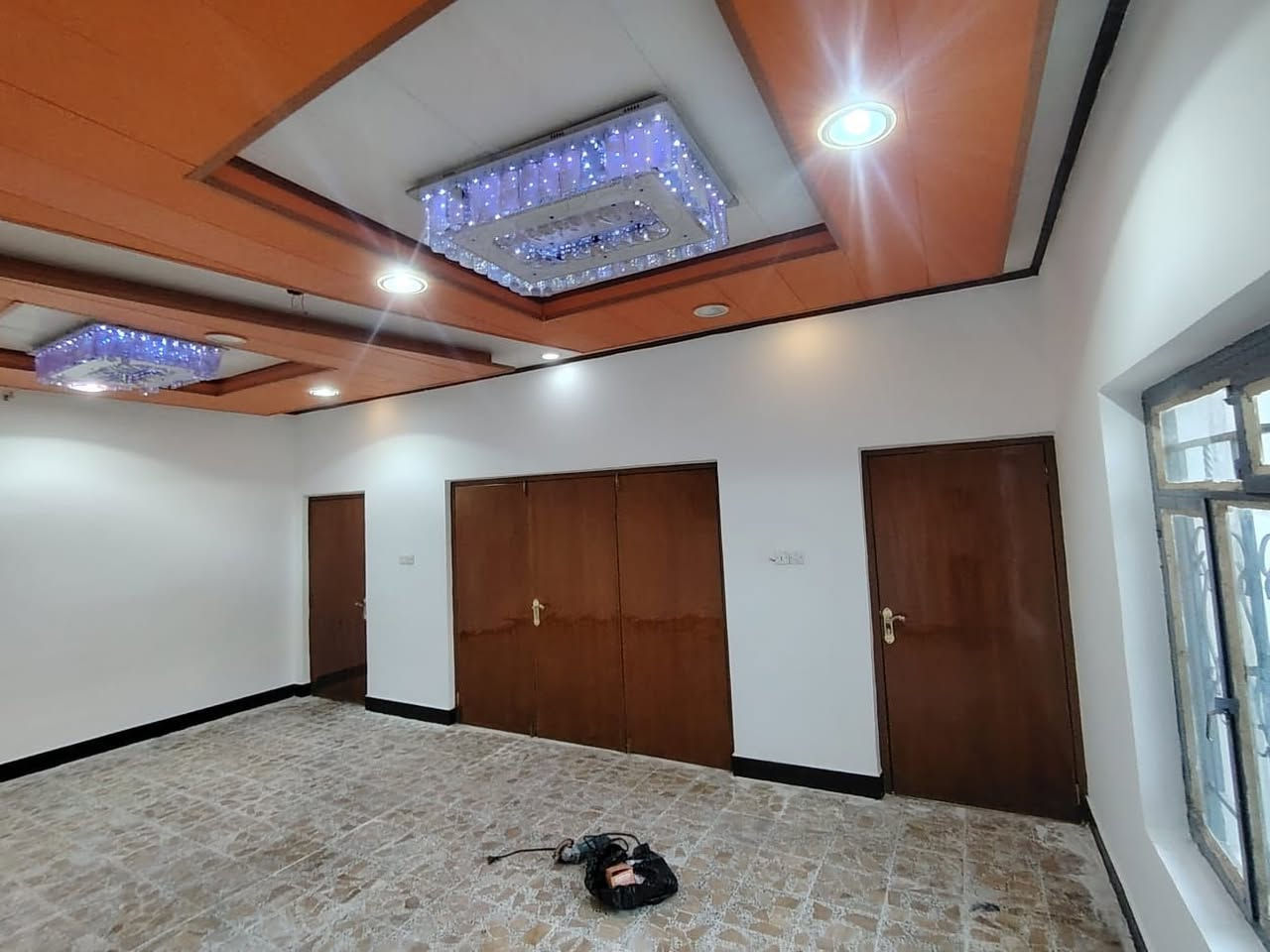 بسم الله الرحمن الرحيم وصل الله على محمد وآل محمد الطيبين داد للبيع  الواقعه في حي المعلمين الجديد 250 متر قرب البطاقه ثالث فرع علا اليمين مواصفات البيت استقبال  وهول ومطبخ  وصاله كبيره مفتوحه علا الطابق الثاني  غرفتين منام  صحيات داخليه وخارجيه الطابق الثاني نفس ماذكرت في الطابق الأول مع صحيات  ملاحضة الطابق الأول عكاده شارع 20م  يصلح لعأله كبير   جاهز للسكن  ولا يحتاج شي  ولايوجد نقص  السعر 365 مليون قابل للتفاوض البيت فارغ حاليا    ***********
