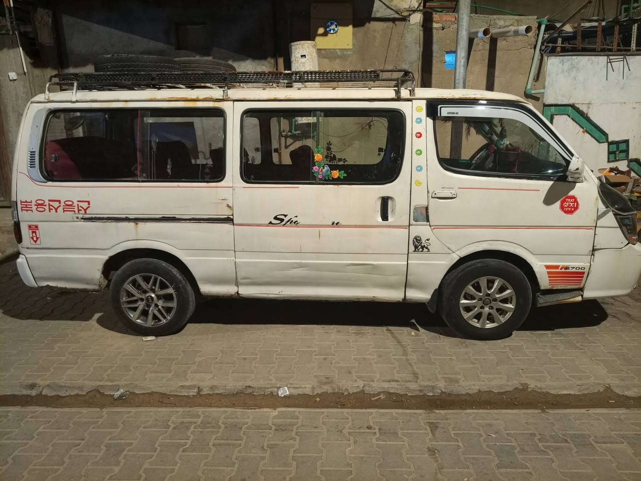 سلام عليكم اخوان جنبي للبيع رغم احمر بسم شخص اشتريناها من عنده يحولك  
مواصفات سياره كير عادي 
تخم تايرات جدد وداخلها نضيفه  سنويه اصليه عاج بسم واحد من البصره اوديك علي مباشرا 
سبير إضافي وياها 
بس بابها السحب يحتاجله قفل علمود من ينسد يقفل ب مختصر تعدل  شوي بيها  تجي تشوفها شوف العين 
السعر 30ورقه وبيها مجال بسيط 
العنوان : البصره شارع كازينو لبنان خلف مدرسة الفراهيدي قرب اسواق توته ...  
متواجد واتساب او اتصال اسيا 
هذا رقمي ***********
والشراي بخدمته تحياتي لجميع...
