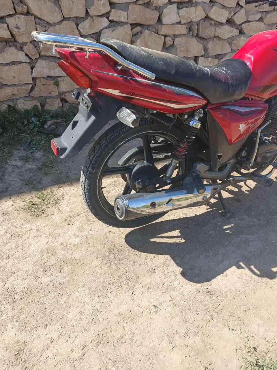 سلام عليكم سايم سوبر موديل 19 بدون اوراق نقصه لايت بي لايت مال هيوشه بس لايت قوي وعندي مرات يدخن الماطور سعره 450 وبي مجال مكاني جزيره الخالديه ***********
