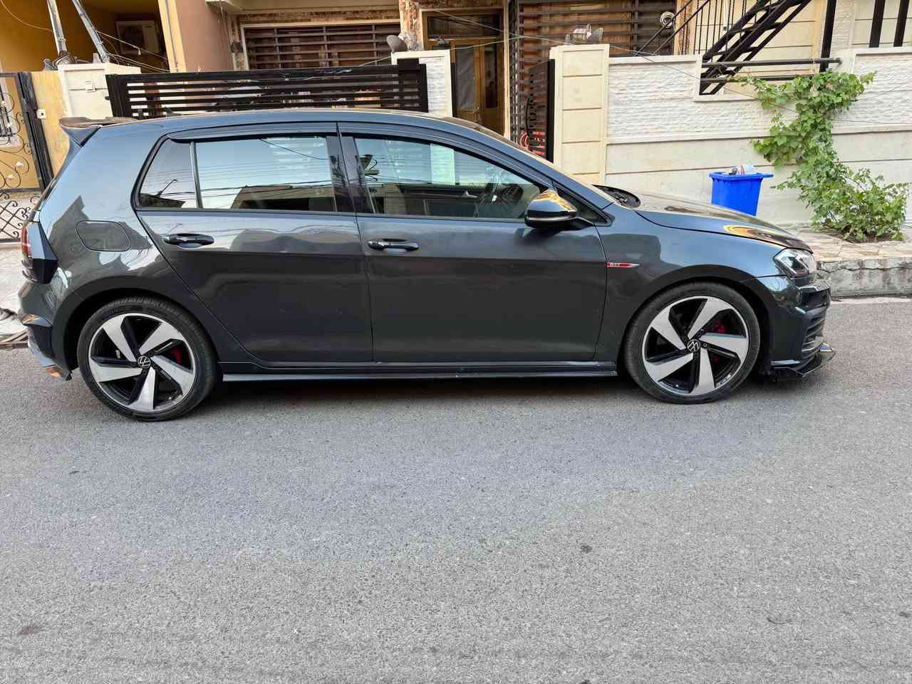 غولف GTI 2.0 
2017‏
السيارا عليها داون بايب +مبرمجة طلقات + ستيرن كاربون امريكي اصلي + كيتش الكتروني 
الون مالتها اسود مميز 
رقمها دهوك 
تحويل بشرط 
غير ومحرك بشررط 
ماشية 150k
بدون دواخل بدون ايرباك بشرط 
بيها 5 قطع حادث مالتها خفيف بتشم وصندوق بشرط 
السيارا حيل نظيفة ومصروف عليها هواي 

مكاان السيارا أربيل عنكاوا 
*********** أربيل, العراق
