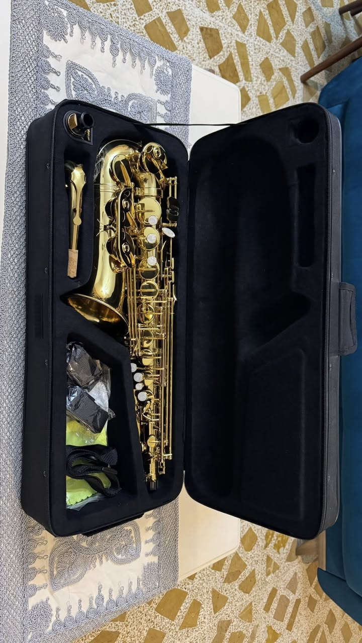 السلام عليكم ورحمة الله وبركاته .. اخواني الأعزاء
🔥 للبيع آلة ساكسفون ألتو (Eb Alto Saxophone) موديل AS200 الشهير والممتاز للمبتدئين والمستويات المتوسطة. الآلة جديدة تماماً وغير مستعملة نهائياً وبحالة الوكالة (زيرو)، بكامل لمعانها وبدون أي خدوش او عيوب كلشي موضح بالفيديو و الصور و تاخذها شرط الفحص .
المميزات والملحقات المتضمنة:
1-حقيبة حمل صلبة ومبطنة (Hard Case) لحماية الآلة أثناء التنقل.
2-الرقبة الأصلية (Neck) .
3-المبسم (Mouthpiece) كامل مع الغطاء والمربط.
4-حزام الرقبة (Strap) وقماش التنظيف والقفازات.
🔥 الآلة جاهزة تماماً للعزف الفوري تصلح للمبتدئين والمحترفين ولا تحتاج لأي صيانة أو إضافات 

سعر الآلة على موقع أمازون هو 1,269 درهم اماراتي يعني ( $345 دولار) بدون تكاليف الشحن والمعروض هنا فرصة ممتازة بسعر أقل اعلى سعر ابيع وإذا ما وصل سعره انطيك سعرها عالخاص .
📍الموقع: [ الموصل / الجانب الايمن / حي مشيرفة قرب مولدة الخوصر ]

اخواني الأعزاء كلشي موضح بالصور و بالفيديو بالتفصيل و اعلى سعر ابيع عجبتك تشتريها بيع فقط داخل الموصل توصيل ما عندي تجي تجربها عندي الله محييك و بالعافية عليك🌹 للتواصل ماسنجر. 
تحياتي و بالتوفيق للجميع ❤️🌹


**إذا كنت صاحب هذا الإعلان وتريد حذفه لأي سبب، رجاءا أرسل رسالة إلى الدعم الفني**