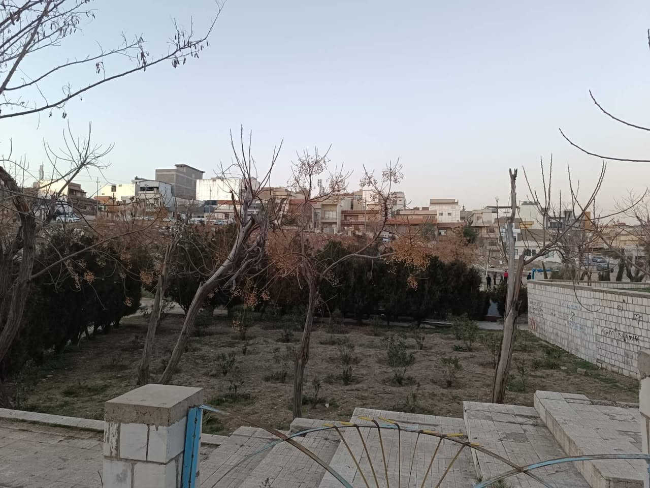 (خانوو بۆ فرۆشتن لە سلێمانی لە گەڕەکی بەختیاری)
خانووەکە شوێنەکەی زۆر خۆشە
بەرامبەری حەدیقەی جوانە
دەکەوێتە نزیک جادەی عام 

مۆدێلی خانووەکە کۆنە 

مساحەی 156متر
تاپۆیە 

ڕووەو ئەزمەڕ

نرخی 11دەفتەرو نیو وە مجالی تێدایە
تلفون ***********
