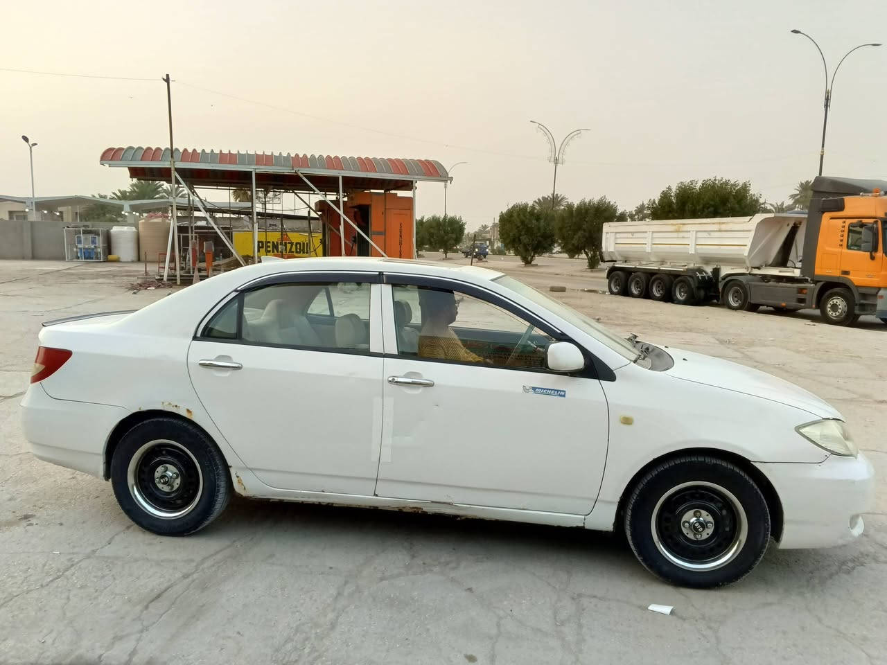 السلام عليكم مكلف بالنشر 
للبيع بي واي دي F3
موديل 2012 مكينة وكير اوتوماتيك خير من ﷲ 
حدادية خلفي امامي جديدة تخم تاير جديد منضومة تبريد جديدة مكفولة من الضربة والصبغ رقم انكليزي بأسم صاحب السيارة السعر 58 وبيها مجال مكان السيارة حلة بابل 
***********
