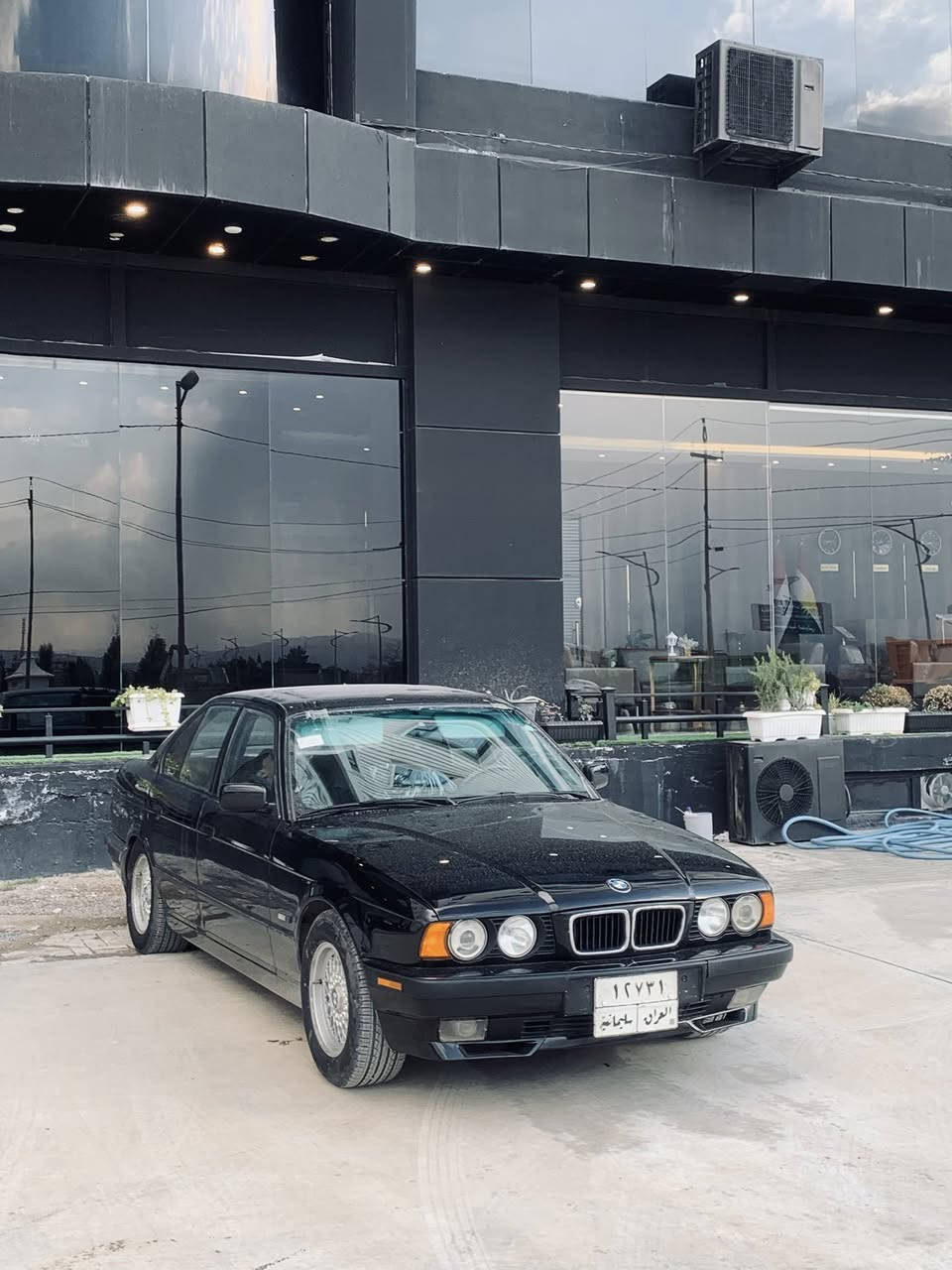 السلام عليكم
للبيع 544i 
كير عادي zf 
7 نمر نمرة قصيرة  
عليها برمجة وعقل مفتوح 
كزوز سعره 4 ورقات 
شوتة رياضي 
السيارة قوية ومتعوب عليها حيل وجديدة فقط صبغ عام بدون حتى شخط 
رقم جديد وسنوية وهزة صار شهر 
سعر 95 جماعة 90 لا تخابر رجاءً الشراي يتصل وبي خير ويتدلل 
 مكانها بابل ***********
