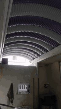 سقيفه مستعمله لمدة سنه بعدهي جديده امكلفتني ١٨٠٠الف مع الأقواس الجانبي...