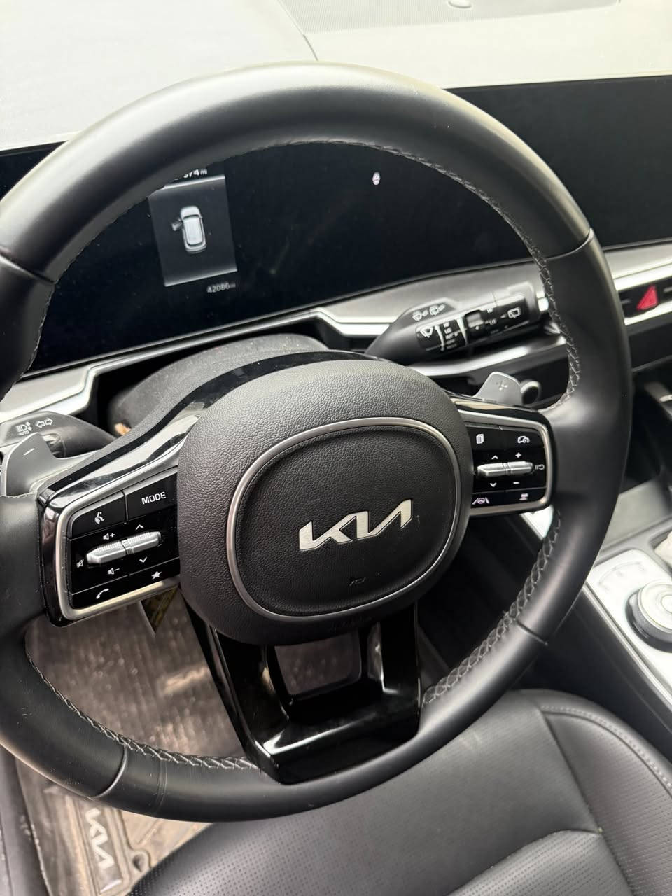 السلام عليكم سورنتو ٢٥ فول عدا البنوراما بيها فقط ربع صندوق صبغ وقليل بارد بالجاملغ ماشية ٤٢  مرقم كامل وات ساب ***********
