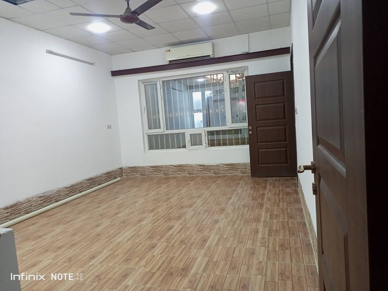 بيت للبيع المساحه 190متر حديقه صغيره+ كراج سياره مطبخ+صالون يعني مكان خطار+هول+2 غرف نوم+حمام وصحيات داخلي معزول+بيتونه جبيره.+ اكو حديقه بصف البيت واسواق هم قريبه وقريب عالشارع العام .المكان بنجا علي قريب محطة الطاهر مقابل منطقة القادسيه،،
***********
