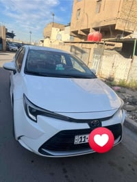 كورلا هايبرد موديل2024 صار بيها طخه جاملغ وباب وحافت باب السايق والجنط...