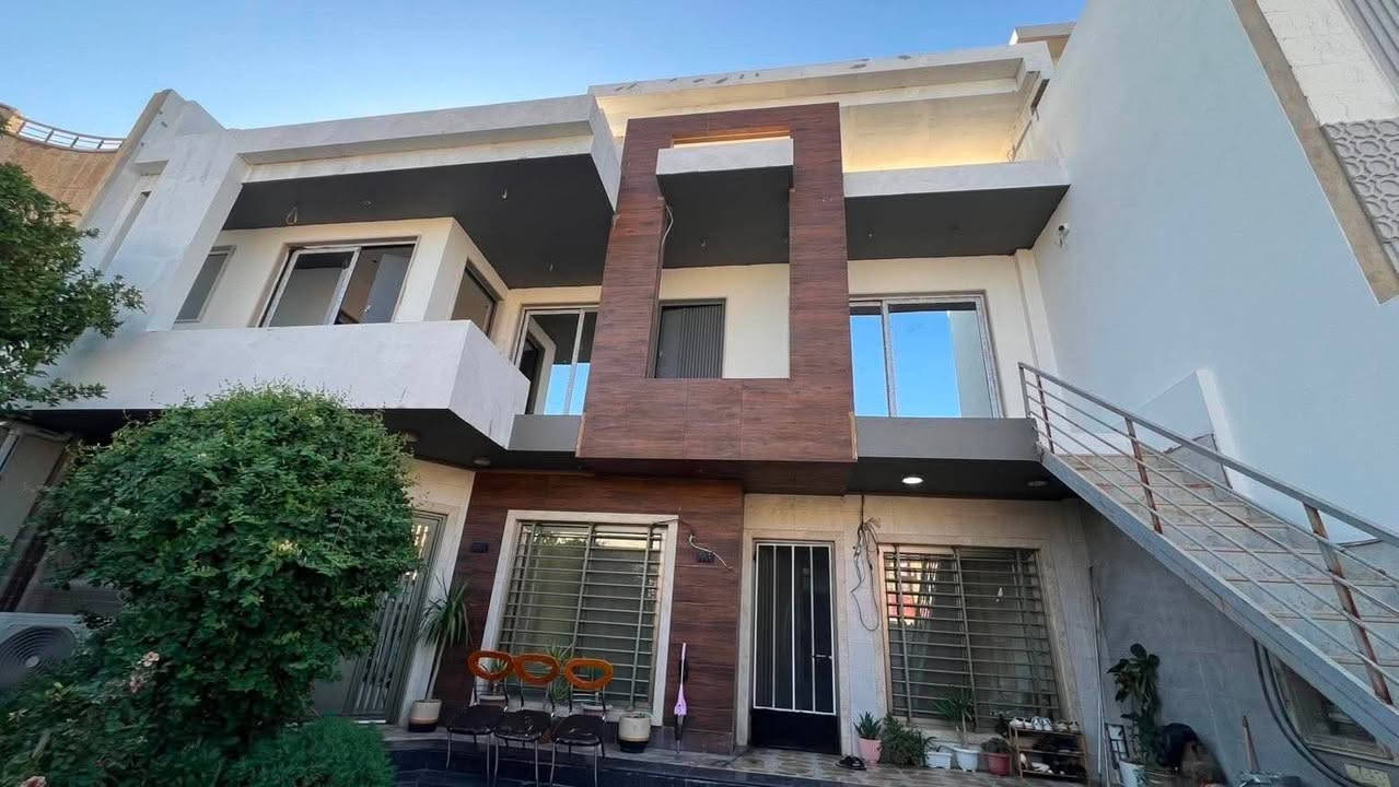 دار للبيع – حي الرفاق 
دار سكنية مميزة بموقع هادئ وقريب من الخدمات، مساحة 300 متر، واجهة 12 ونص متر.

تفاصيل العقار:

* بناء حديث

* الطابق الأول نظام VIP بتشطيب راقي
* الطابق الثاني شقتين مفصولات ومامسكونين بعدهم زيرو 

مميزات إضافية:

* موقع ممتاز
* مناسب للسكن أو الاستثمار

للاستفسار يرجى التواصل 
***********
***********
