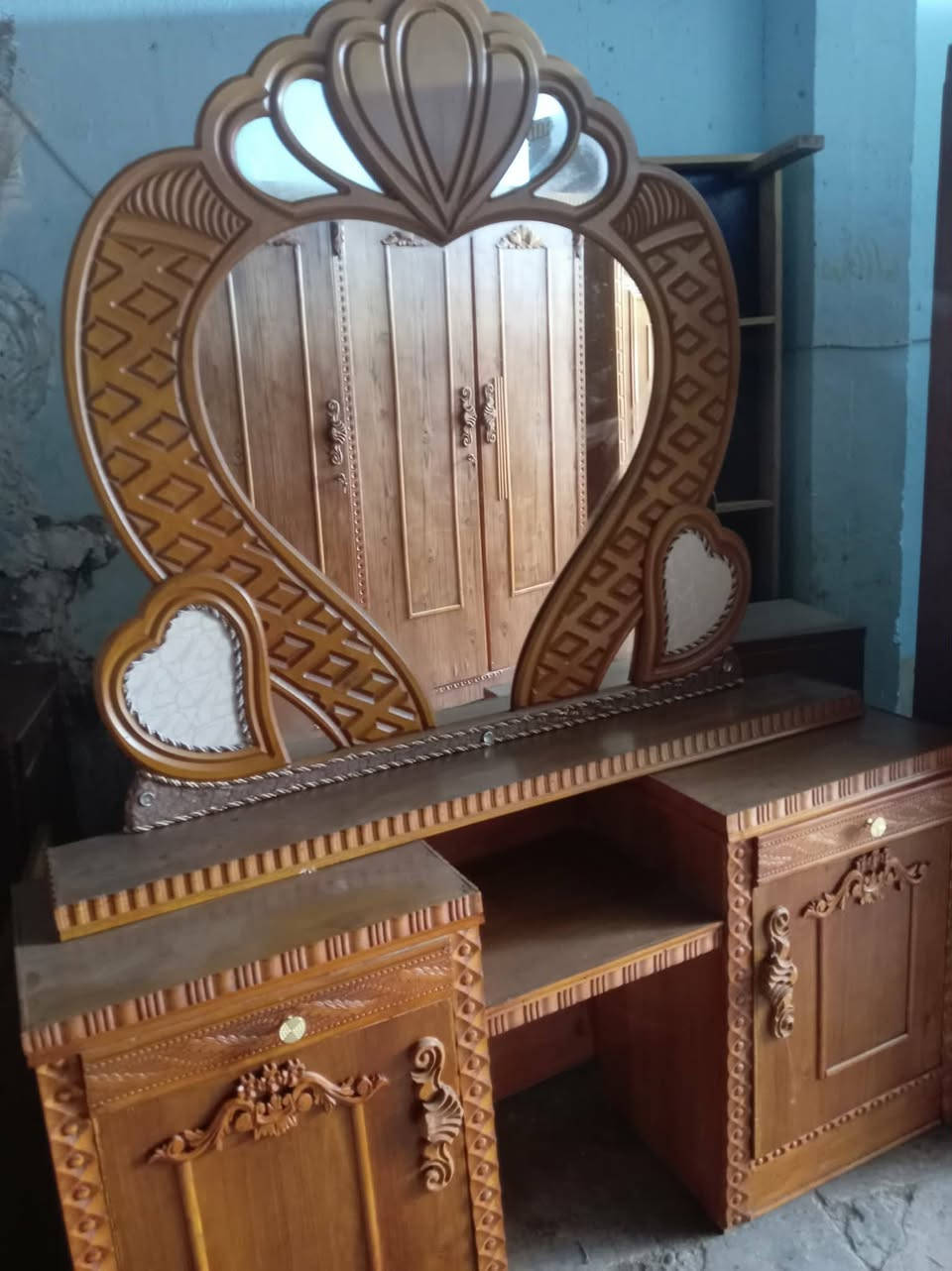 غرفة ٥باب صاج شغل ثقيل جدا نظيفة موديل حديث جاهزة السعر ٥٥٠ قفل تواصل خاص ***********
