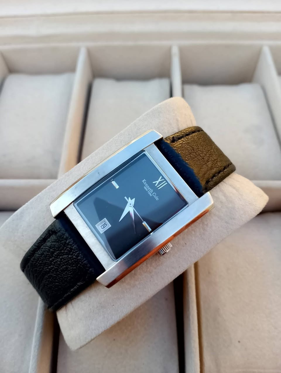 بسم الله الرحمن الرحيم 
تحيه طيبه للجميع ♥️ 
للبيع ساعه كنث كول 
براند امريكي اصلي 
مكينه ياباني اصلي 
سير جلد طبيعي مبدل
نافذه لعرض التاريخ 
مكينه بطاريه 
السعر 40 الف 💵💵 
العنوان بغداد الدورة 
يوجد توصيل إلى جميع محافظات العراق وبغداد أيضاً 
للحجز والاستفسار المراسله على الخاص او على الرقم 
ه‍ *********** ☎️ متوفر واتساب
