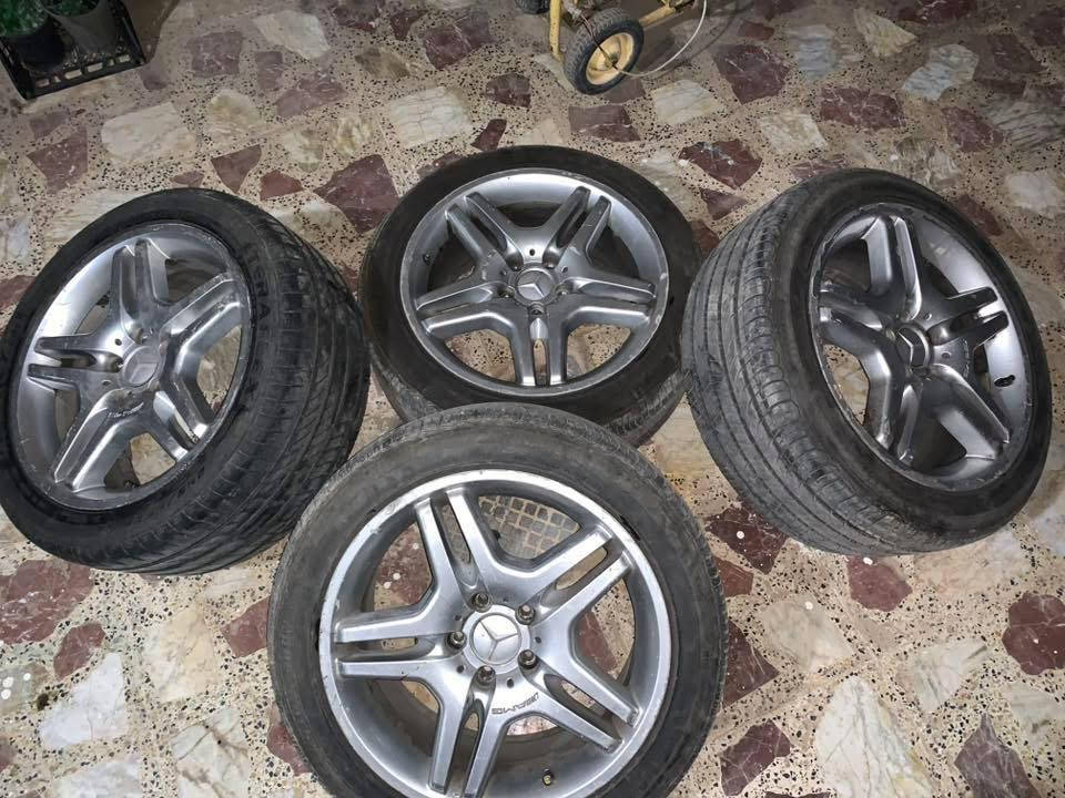 السلام عليكم
اخوان للبيع فقط والكل يعرف سعهرن عد ابو التفصيخ بيش
ويالة قياس 18 AMG الاصليات مو تجاريات اصليات مع الكبات الوسطية
عدد 4 ثنين منهن لالحيم ولا عواج والباقيات واحد بي لحيمات والثاني بي لحيم مفطور وياهن تايرات عدد 4  زوج جدد وزوج نظيفات حيل السعر من الاخير 300$ يعني بسعر زوج ويالة بدون تاير من التفصيخ ورقمي *********** الي يحب يتصل والسعر نهائي مكاني بغداد
