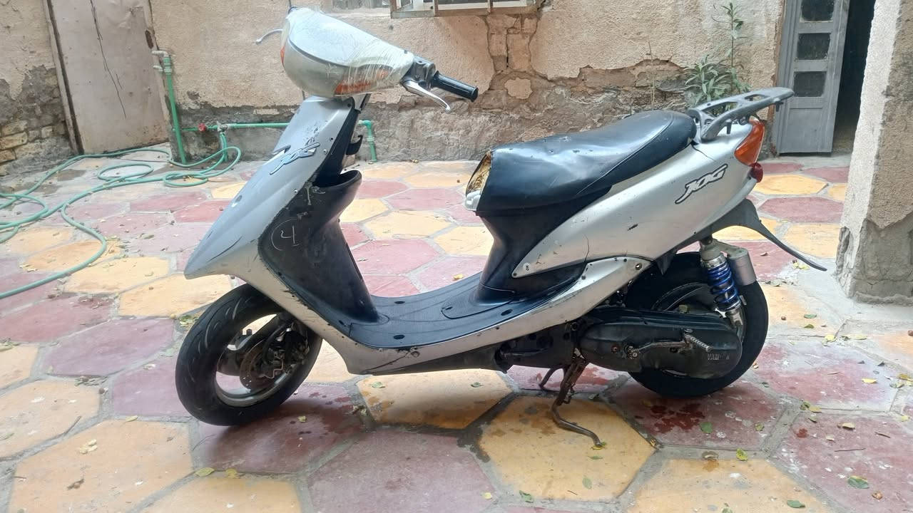 سلام عليكم الدراجه للبيع  كله شغال بس العداد والسلف ما يشتغل لايت بكلايت اشاير كله يشتغل  نقره هندر السعر 200 وبيه مجال المكان الناصريه الرقم ***********
