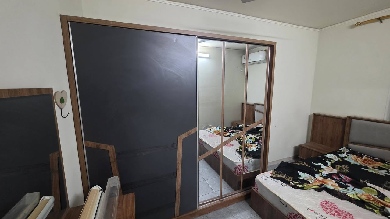 السلام عليكم
غرفه كاملة الملحقات نظيفه مثل الصورة 
(كومديات ثنين +ميز تواليت +كنتور + سرير نفرين بيه مخزن داخلي)  للاستفسار التواصل واتساب فقط 
***********
