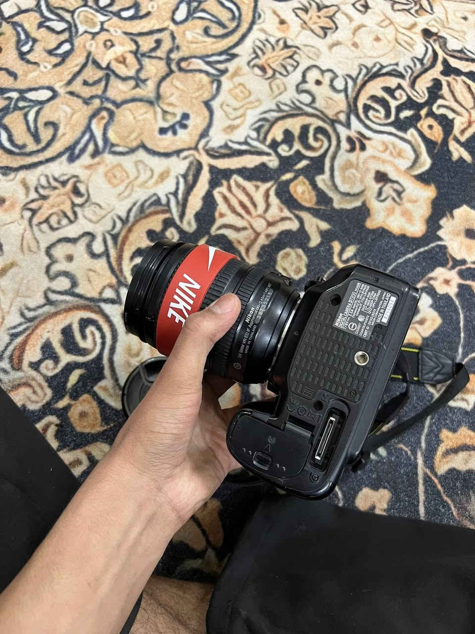 السلام وعليكم كامره نيكون D7200  مع الزوم الاصلي مالتها وشاحنته وقبضه نيكون إضافيه الاصليه ورام 32k وبطاريه مالتها واير نقل الاصلي وجنطه مقسمه  مكانه البصره 
الرقم ***********
