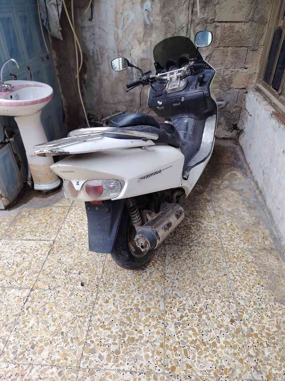 السلام عليكم صفر ٦ دراجة شغالة وتمشي كهربايت كلهه شغالة بس الكابريتر شوية تعبانة السعر 400 وبيهه مجال بغداد الكمالية ***********
