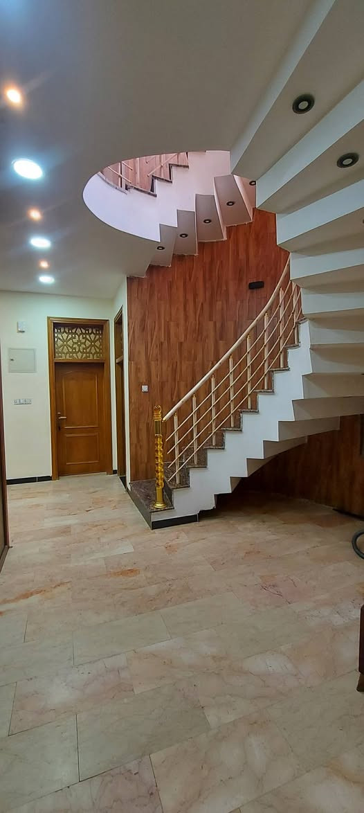بيت للبيع مساحه ٢٥٠ بناء حديث منطقة الرواد الحاكيه الشارع النافذ قرب محطة مجاري الرواد التفاصيل على الرقم ***********
