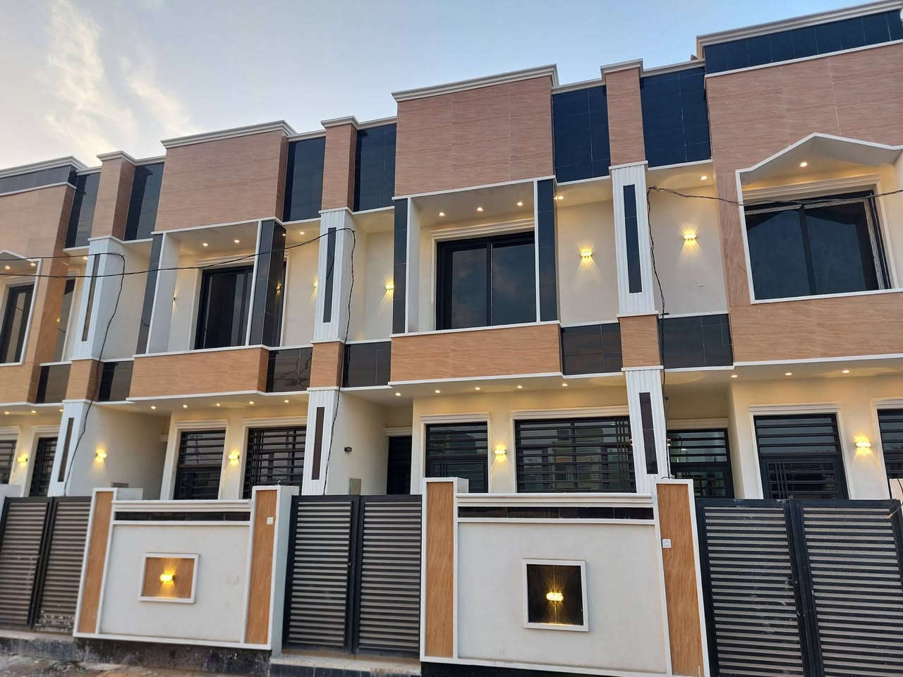 دار للبيع طابو زراعي سند ٢٥حق التصرف طابقين/ ٣غرف نوم /٢حمام واستقبال ومطبخ توين بناء حديث جاهز //١٠٠م //الدوانم نهاية الشرطه الخامسة قريب جدا عن الشارع العام ١٥م وعن الشرطه الخامسة ١٠٠م خدمات كاملة 
للطلب والاستفسار   *********** يوجد واتس اب
