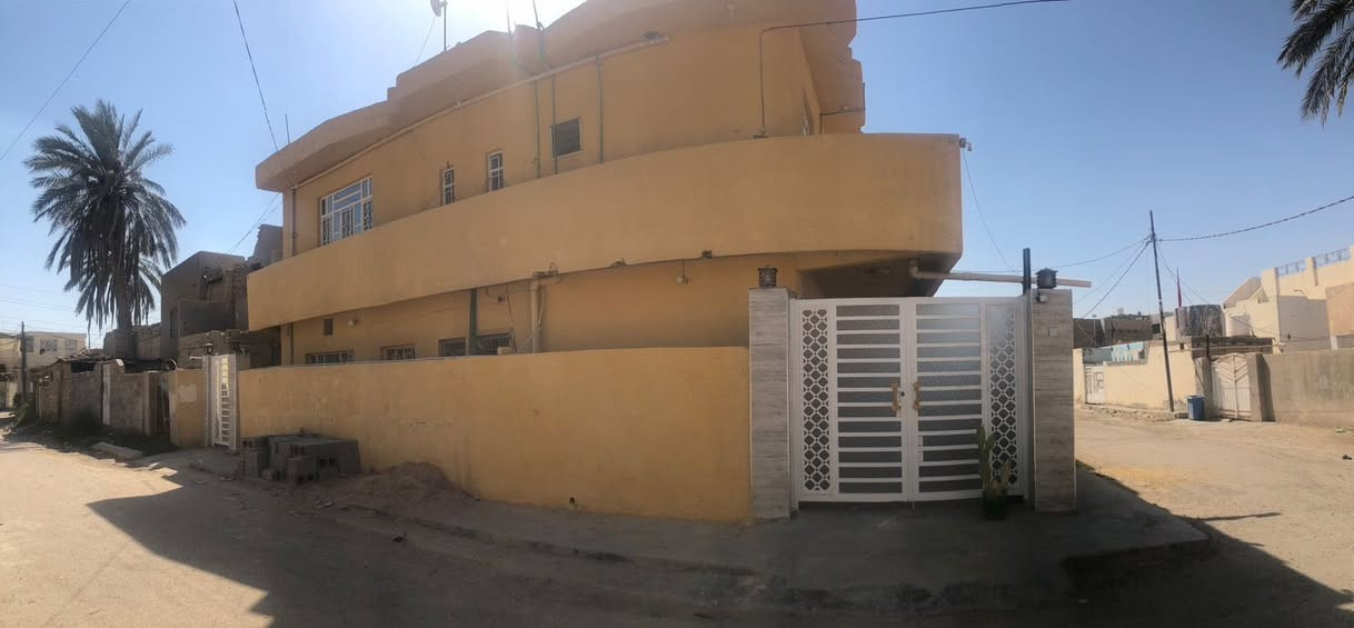 السلام عليكم بيت للبيع 
في حي المصطفى الاول 🏠
قرب مدرسة المعارف 🏫
المساحة ٢٠٤
بي طابقين الطابق الارضي 
مطبخ 
صحيات وحمام داخلية
وصحيات خارجية 
استقبال
وصالة 
وهول
والطارمة
وغرفة نوم 

االطابق الثاني
بي ٣غرف نوم 
وصحيات
للاستفسار الاتصال على  
‭***********‬
‭***********‬ مراسلة هذا الرقم
