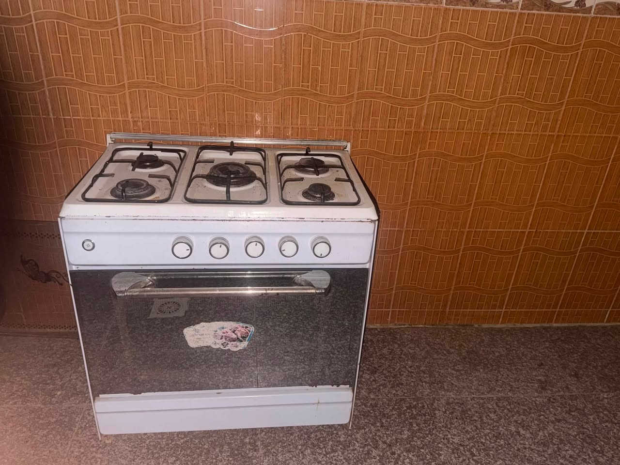 إسلام عليكم سنك وطباخ للبيع اطباخ بدون فرن بس ديكور يعني مكان لفرن مخزن قيم وخذ ماعرف اسعارهن لمكان اللطيفية حي السلام
***********
