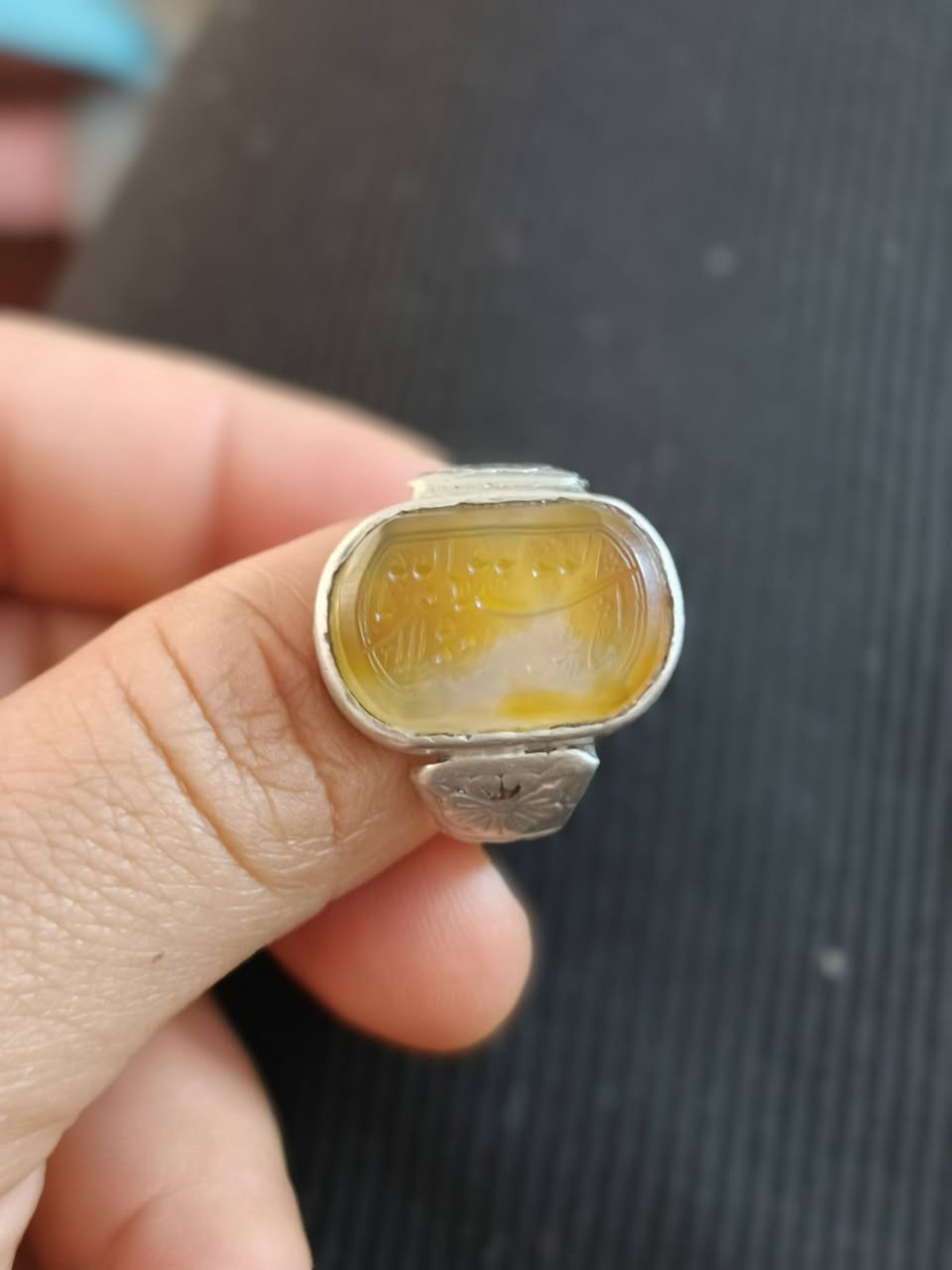 سلام وعليكم عقيق يماني شرف الشمس فضه عيار 925 قيم باليرضي الله ***********
