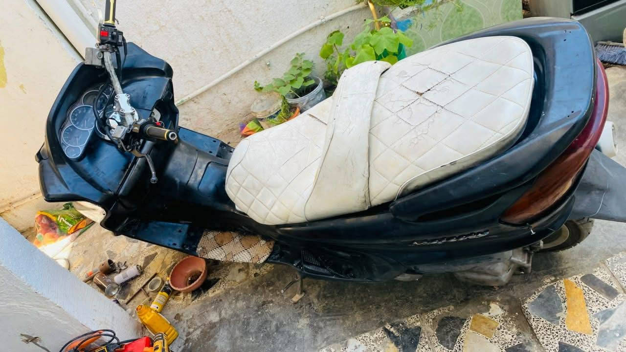 ماجسته للبيع سعره 300
محركه نضيف نقصه جوزه مال سلف 
وخرز مال كلجات شغاله وتمشي خير من الله 
***********
