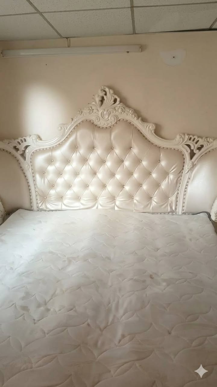 للبيع غرفة نوم ملكية 5 قطع ب375 الف للتواصل ***********
