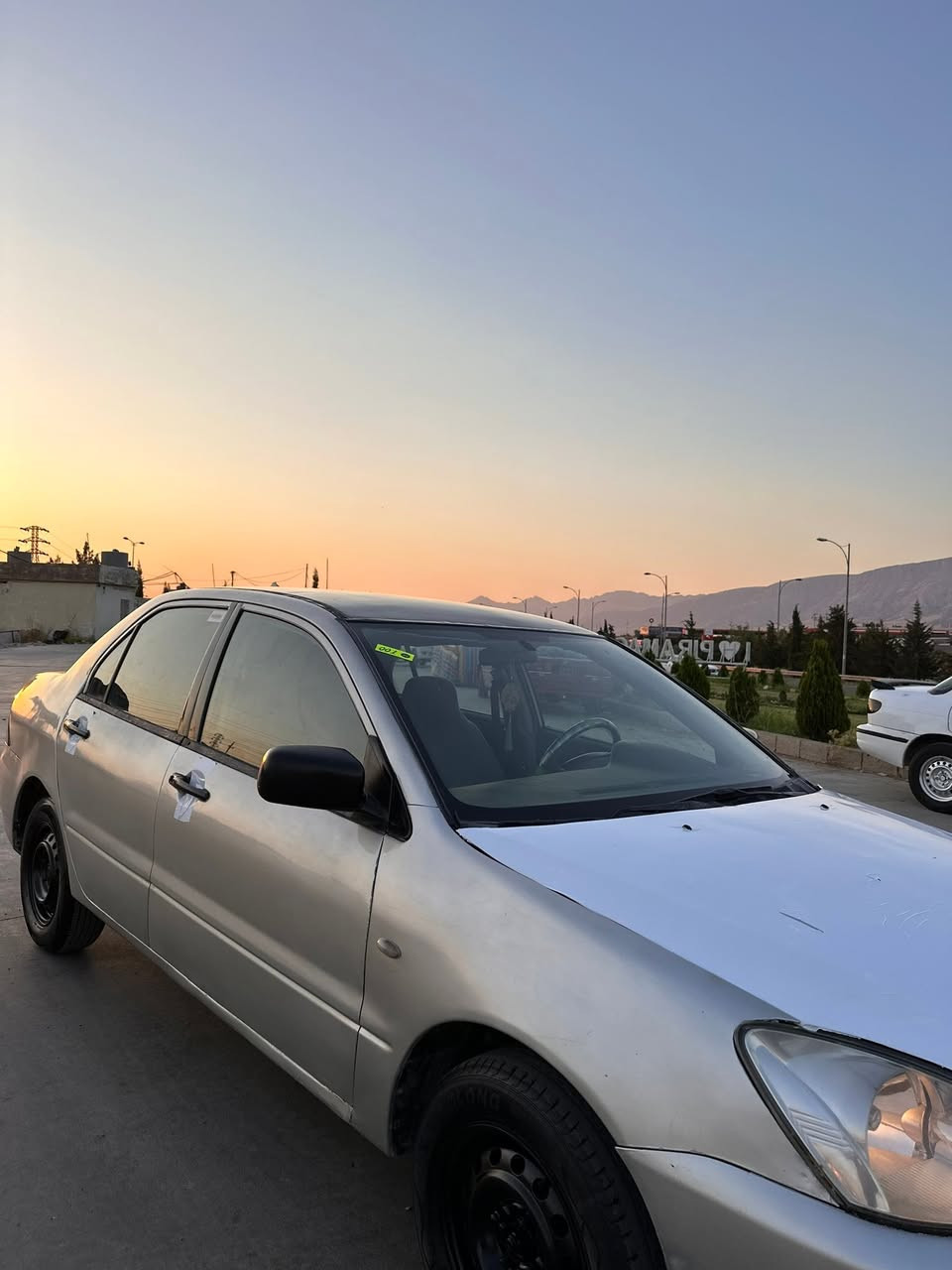 لانسەر 2008   ئۆتۆماتیک  38 گەلا
لیزەری دوبەی
گێڕ تۆماتیک
مەکینە گەورە مەرخوب
بانزین زۆر زۆر کەم ئەخوات 
سەیارەکە هەیکەلی زۆر جوانە زۆر ڕێکو پێکە
زۆر مێمەسرەفە 
تازە پێشو دوای دا گیراوە
سەیارەکە سەیارەی مالە 
گێڕو مەکینە و تەقەو رەقە هەمو گیانی بەشەرت 
نانیشان: پیرەمەگرون
ژم:***********
نرخ:38 گەلا
