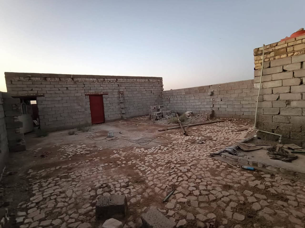 سلام عليكم
بيت للبيع مساحته 250 
متوفر بيه ماء وكهرباء 
وكلشي جاهز بي من خدمات 
المكان خلف ملعب توني 
طابو صرف 

يتكون من غرفه ومطبخ وصحيات جاهزات من ماء وكهرباء   
للاستفسار ***********

جماعه التصنيف بطلو سوالفكم هاي ولاحد يعلق
