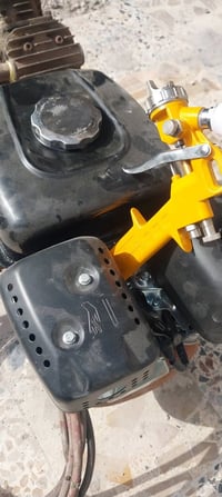 كمبريسر ١٠٠ بنزين مثل ما موضح بالصور ملحقاته صونده كتان ١٥ متر مع مسدس...