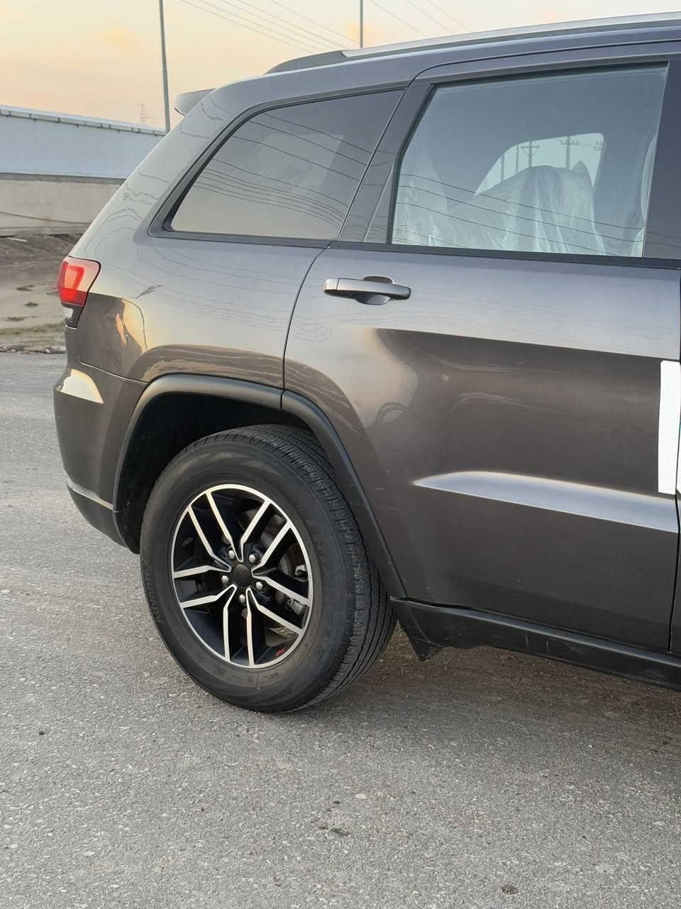 جيب كراند شيروكي فئه 1941 
فول مواصفات 
الموديل :2017
المحرك : V6.  3.6L . 
العداد : 140m
رقم بصرة
للبيع او مراوس حسب القناعه
 
المواصفات :
* دفع رباعي 4x4 . 
* قيادة ذاتية عند المنعطفات. 
* رادار مانع تصادم خلفي.  
* نظام تحذير عند تجاوز السرعة المحددة. . 
* مرايا تعتيم ذاتي. 
* نظام الصوت عملاق
* سقف فتحه
* شاشه كبيرة
* المصابيح الأمامية زنون .
* كشافات الضباب زنون . 
* دخول ذكي. 
* تشغيل عن بعد .
* الصندوق الخلفيي كهربائي .
* مقعد السائق كهربائية .
* المقاعد الأمامية تدفئة .
* حساسات خلفية . 
*تبريد خلفي امامي ثلج
* تدفئة ستيرن . 
* مانع تصادم خلفي .
* بلوتوث تلفون . 
* محدد سرعة . 
* نظام التشغيل والاطفاء الاوتوماتيكي .
* نظام بريك اوتماتيكي .
*مكينه جديده مال ٢٠
حادثها جاملغ امامي جهة السايق ومصبوغ بدون دواخل وبدون ايرباك 
مكان البصره ***********
