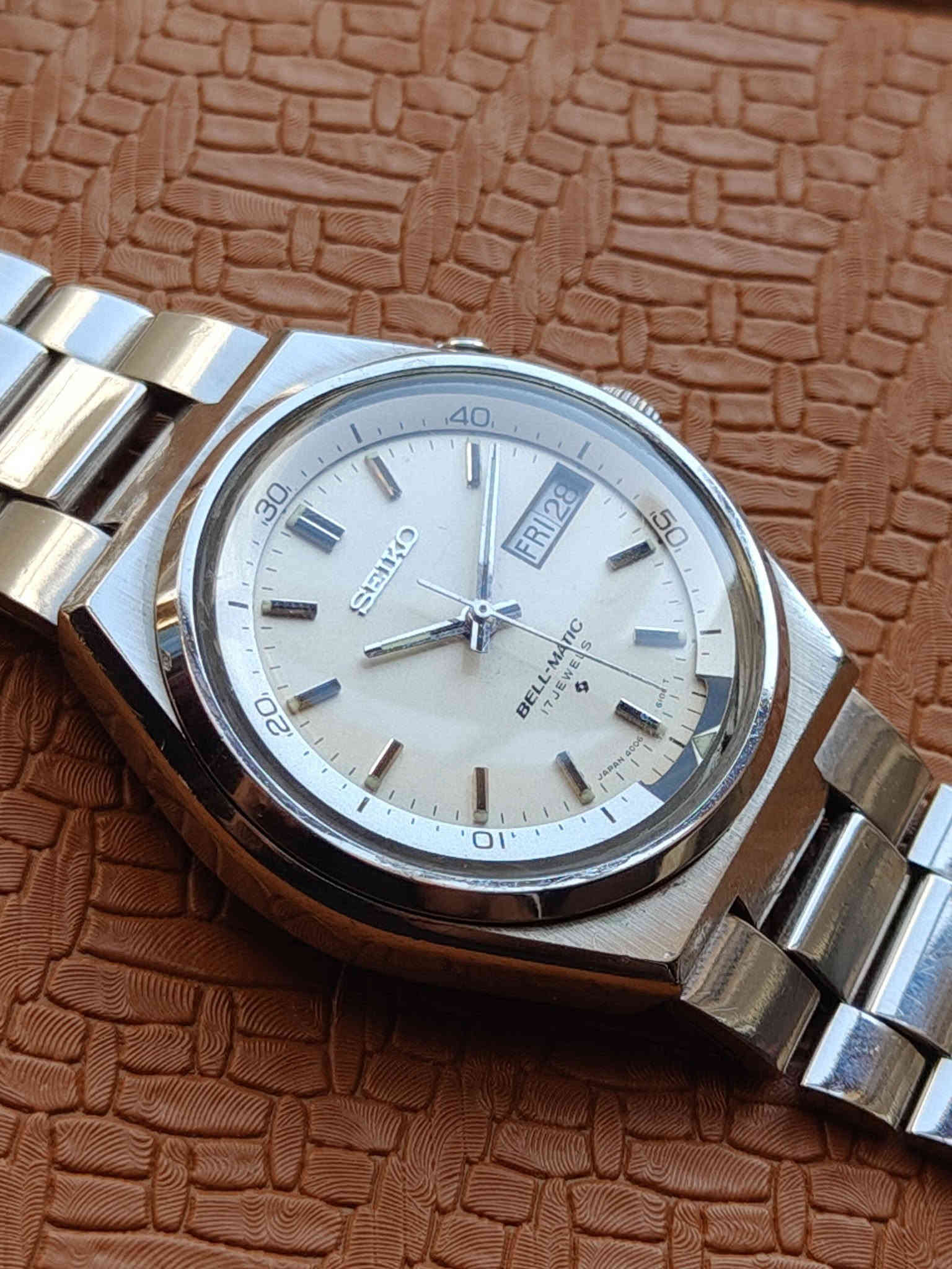 Seiko Bell-Matic .
سيكو بيل ماتك نوادر .
جرس إنتاج الستينات .
القطر 38 .
 نظافة ممتازة جداً جداً .
اساسي بالكامل . 

السعر ...  325 ألف 
للحجز و الإستفسار على الخاص او ***********
