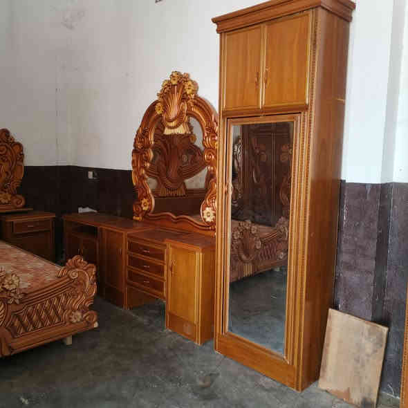 سلام عليكم توجد غرفه نوم مستعمله للبيع صاج عراقي درجة أولى *********** واتساب السعر مليون وربع بيه مجال الغرفة جديده فول نضافه
