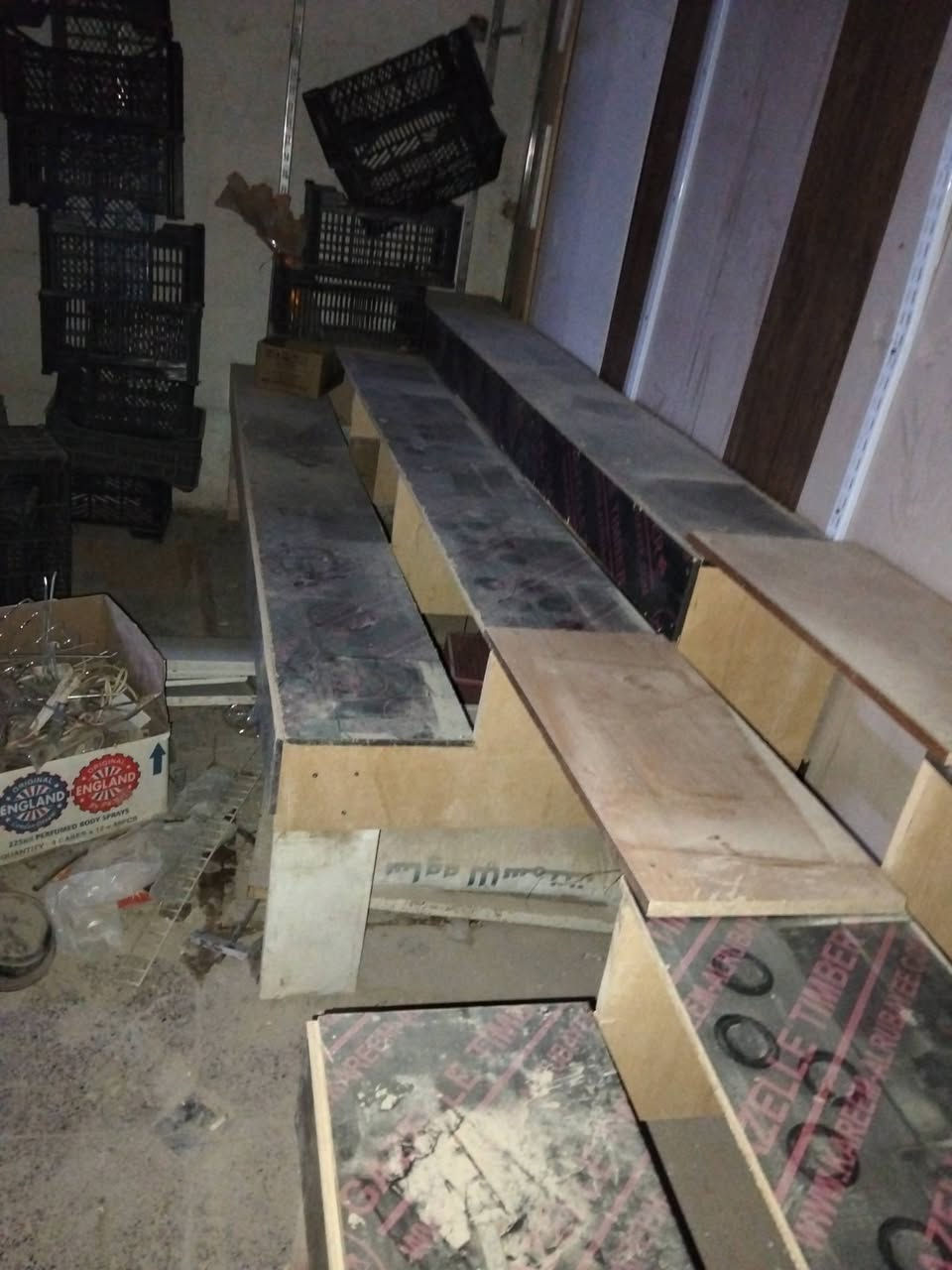 مدمدرجات خشب للبيع عند مزاد ابو ثامر اتصل ***********
