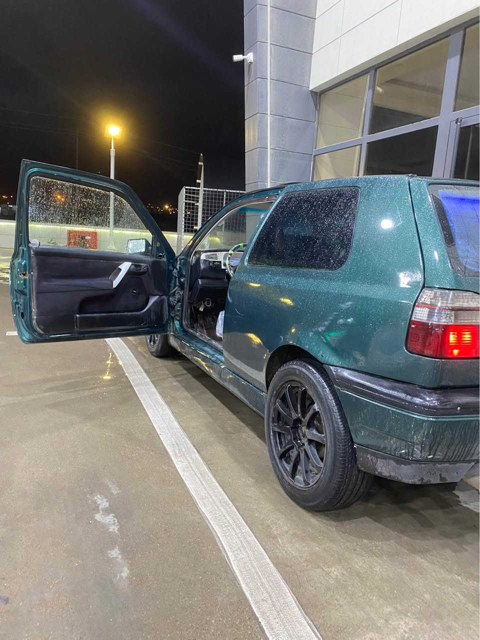 سڵاو هاوڕێیان 
GOLF MK3
1995
سەیارەکە جاهیزە و ماڵی خۆمە ئی مەعرەز نیە.!
مەکینە ٥ بزمار ٦ گێڕ زۆر مەرغوبە
گێڕ و مەکینەی بەشەرت
پێشو پشتی کەپس مووس و بڕاوە و وەرگەڕا و بەشەرت
تازە بۆیاخم کردوە پۆڵیش نەکراوە🆕
کلاجی تازەیە ڕۆن و پلاک و کابرێتەر و🆗
دەکشنم لۆک سەرخستوە🆙
زۆر زۆر کەم بەنزین ئەخوات🚱
تاقمێک تایەو ویلی سپۆڕتی لەسەرە🛞
کارە بای کامل مەز بووتە🔋
 ئاوێنە کارەبا ✅
فڵچە Auto 🔛
گڵۆپی ناوەکەی 💡
شاشە ئایپاد💻
ناو گێچ 🔖
کامل ئیش ئەکات✔️
کارەبایاتی سڵایدەکەی 🔝
دارو بەردی ئیش ئەکا☑️
هەتا هیتەری سەر جامی دواوەش ئیش ئەکات➰
کوشن و داشبڵ و ناوو داخلی زۆر جوانە🔰
زۆرمەزبوتە و جاهیزە تێر مەسرەفە سەیارەکە 
سەنەوی ئەوەلیات پاکانەی بۆ کراوە کامل بەشەرت.✅
زۆر لێی بێمنەتم وەرە بەدڵی خۆو فەحسی کە!!
سعرەکەشی.25💵گەڵاو معامەلە
……(ڕەحمەتی خواو لێبێت موشتەری وەرە سێری کە بچوکیت ئەکەم  بەچات معامە لەناکرێت)
ژم:*********** السليمانية, العراق
