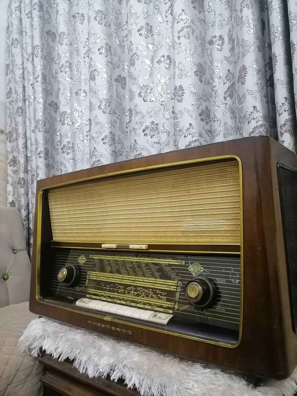 السلام عليكم ورحمة الله وبركاته جبنالكم تحفه فنيه من اندر النوادر راديو الماني لمبات قديم شرط الشغل شرط النظافه كامل ما بي أي نقص او عيب للبيع السعر خاص مكان موصل يوجد توصيل كافه محافظة العراق وهذا رقمي *********** موجود واتساب علا هذا الرقم
