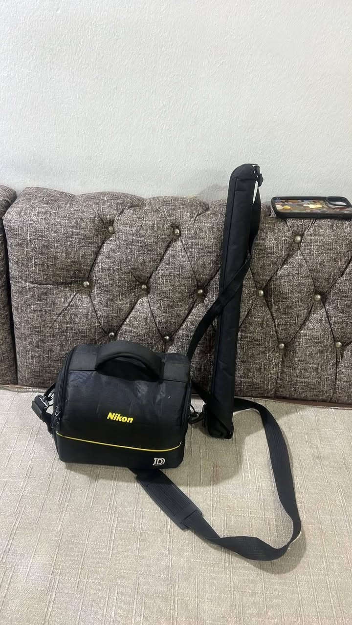 كامرا نيكون d7200 كامل الملحقات نظيفه شتر قليل مكان ديالى السعر ٦٠٠ وبي مجال واكو توصيل ***********
