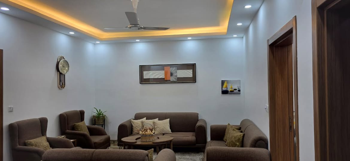 السلام عليكم 
دار للبيع 
العنوان مجمع طيبة ١ 
المساحة ٢٠٠ متر 
يتكون الدار من 
غرفتين نوم 
صالة كبيرة 
استقبال 
مطبخ حار 
مطبخ بارد 
حديقة 
تواليت خارجي 
لمزيد من التفاصيل الاتصال ع الرقم 
***********
