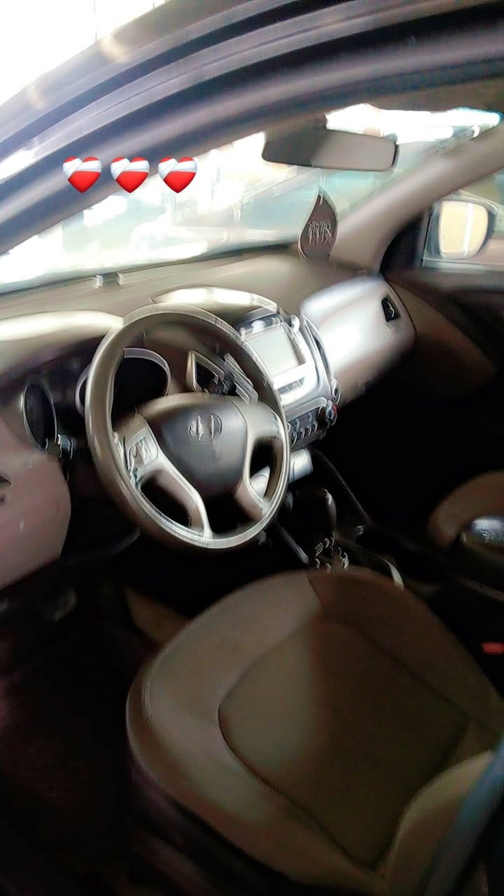 السلام عليكم هونداي توسان خليجي موديل ١٣ محرك ٢٤٠٠ دوش سياره ماشيه ٢٠٠٠ الف رقم واسط انكليزي بسمي بيه ٣قطع رش بدون حادث وقبل الصبغ مصورهن عندي السياره كلش حلو السعر ١٢٥ وبيه مجال قليل مكاني كوت للبيع أو مراوس ***********
