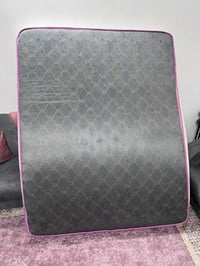 دوشك للبيع ٢متر *160 للاستفسار ٠٧٩٠١٧٤٧٣٧٨ ولخاص مفتوح يوجد واتس اب