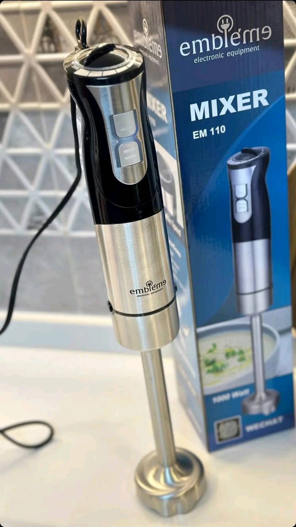 ✨ هاند بلندر أمبليوم – قوة حقيقية وتجهيز أسرع! ✨
🔹 1000 واط حقيقي يمنحك أداء قوي وسريع لخلط وتنعيم المكونات حتى القاسية منها.
🔹 ستانلس ستيل أصلي مقاوم للصدأ مع تصميم أنيق ومتين للاستخدام اليومي.
🔹 شفرات فولاذ حادة بطحن وخلط قوي وسلس بدون مجهود.
🔹 مثالي لتحضير العصائر، الشوربات، الصلصات، خلط الطعام للطفل، وخلط الكيك.
🔹 وزن مريح أثناء الاستخدام + قبضة ثابتة للتحكم الكامل.
🔹 ضمان سنة حقيقي يوفر لك أمان وثقة بالمنتج.

💥 جهاز عملي ومواصفات عالية، مناسب لكل مطبخ ويختصر عليك الوقت والجهد!

