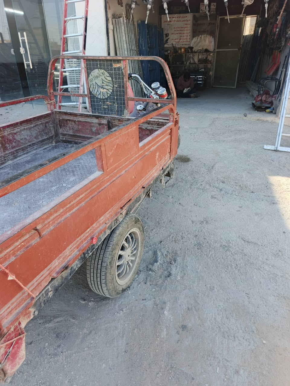 السلام عليكم عندي ستوته كلك جمره للبيع مكاني نجف حي النداء شارع المجمعات ٤٠٠ الف وبيه مجال ***********
