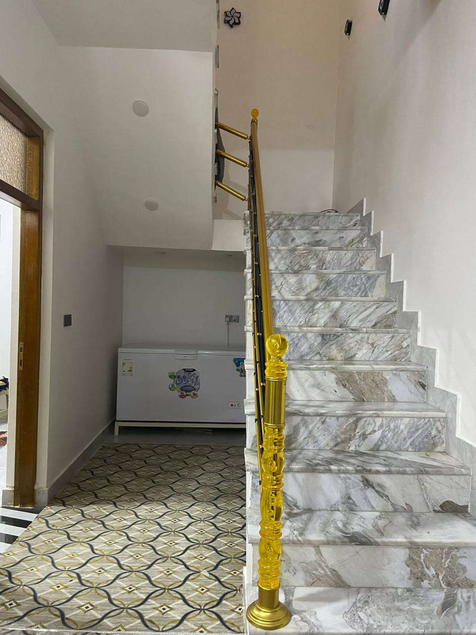 بيت للبيع بالعزيزيه الشهداء والمساحة ٢٥٠
الوجيه ١٢ ونص 
والنزال ٢٠
يحتوي على خمس غرف نوم 
وصاله ٢
وحمام٢
ومطبخ
ومدخل +استقبال 
مع منور ٢
للاتصال
***********
